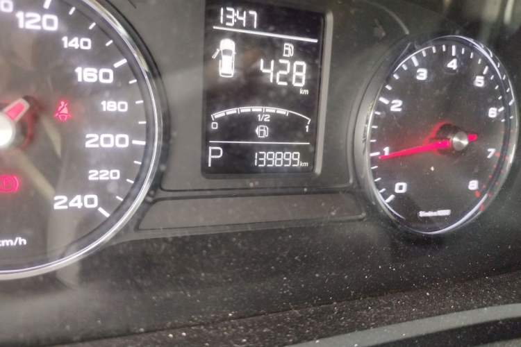 Used Roewe RX5 2019 20T Two-Wheel Drive Automatic 4G Connected Platinum Edition Odometer Close Up