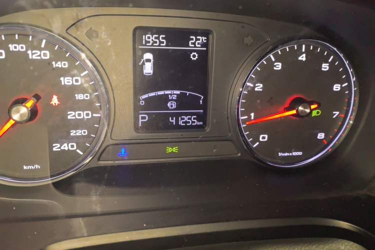 Used Roewe RX5 2019 20T Two-Wheel Drive Automatic Ali Smart Connectivity Platinum Edition Odometer Close Up