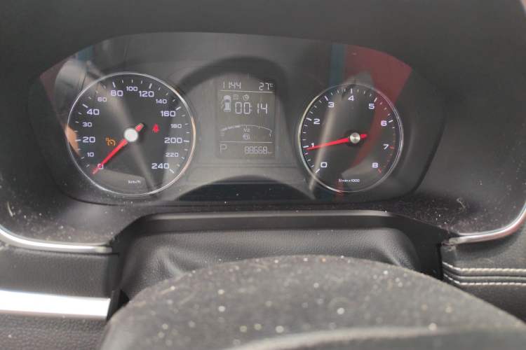 Used Roewe RX5 2019 20T Two-Wheel Drive Automatic 4G Connected Platinum Edition Odometer Close Up