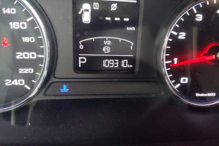 Used Roewe RX5 2019 20T Two-Wheel Drive Automatic Ali Smart Connectivity Platinum Edition Odometer Close Up
