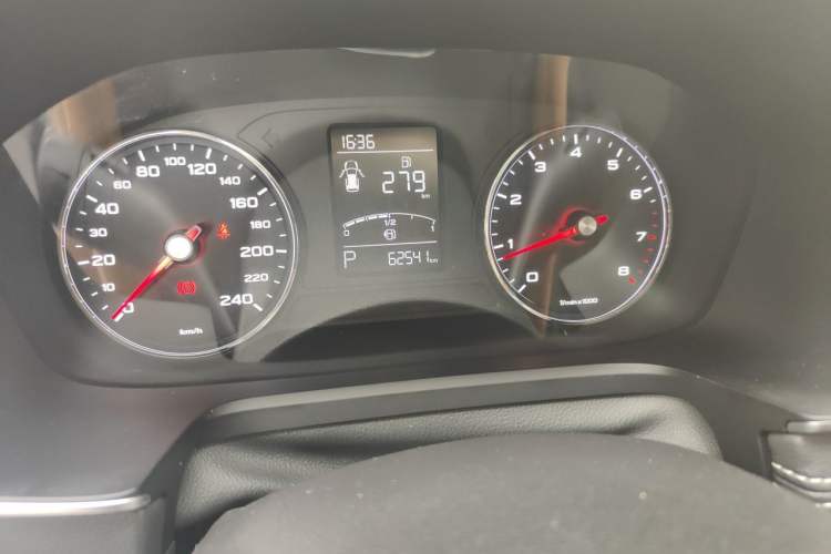 Used Roewe RX5 2019 20T Two-Wheel Drive Automatic 4G Connected Platinum Edition Odometer Close Up