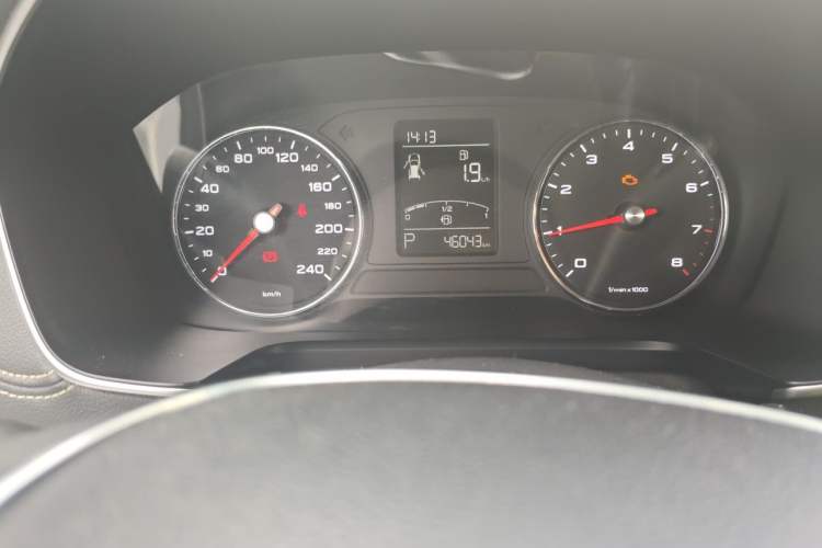 Used Roewe RX5 2019 20T Two-Wheel Drive Automatic 4G Connected Platinum Edition Odometer Close Up