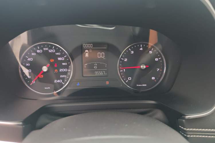 Used Roewe RX5 2019 20T Two-Wheel Drive Manual 4G Connect Platinum Edition Odometer Close Up