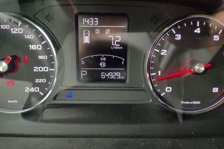 Used Roewe RX5 2019 20T Two-Wheel Drive Automatic 4G Connected Platinum Edition Odometer Close Up