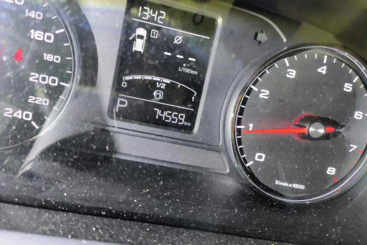 Used Roewe RX5 2019 20T Two-Wheel Drive Automatic 4G Connected Platinum Edition Odometer Close Up