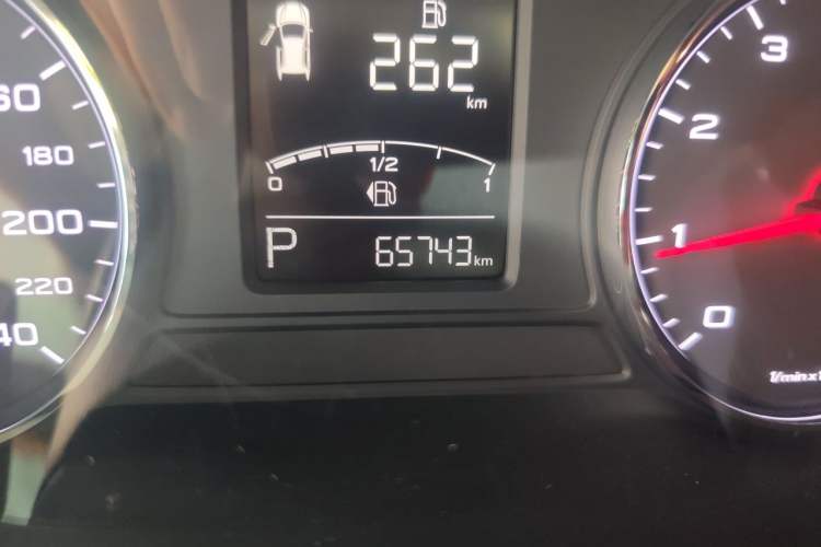 Used Roewe RX5 2019 20T Two-Wheel Drive Automatic 4G Connected Platinum Edition Odometer Close Up