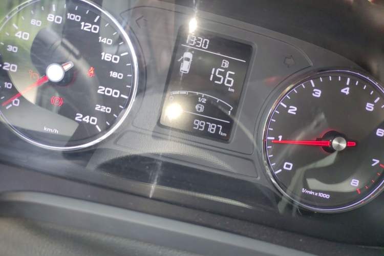 Used Roewe RX5 2019 20T Two-Wheel Drive Automatic 4G Connected Platinum Edition Odometer Close Up