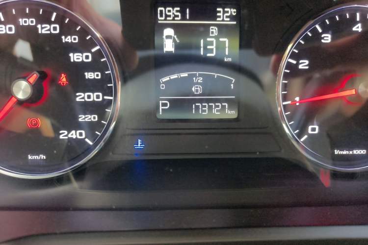 Used Roewe RX5 2019 20T Two-Wheel Drive Automatic Ali Smart Connectivity Platinum Edition Odometer Close Up