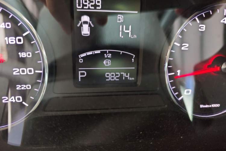 Used Roewe RX5 2019 20T Two-Wheel Drive Automatic 4G Connected Platinum Edition Odometer Close Up