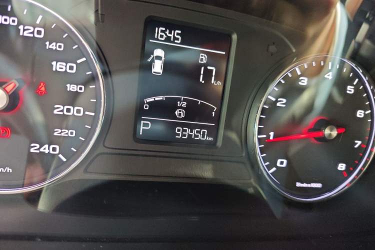 Used Roewe RX5 2019 20T Two-Wheel Drive Automatic 4G Connected Platinum Edition Odometer Close Up