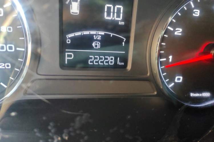 Used Roewe RX5 2019 20T Two-Wheel Drive Automatic 4G Connected Platinum Edition Odometer Close Up