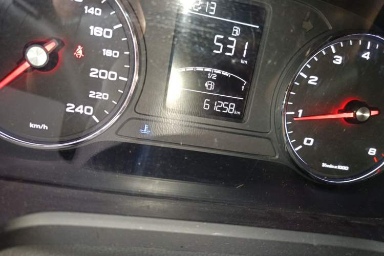 Used Roewe RX5 2019 20T Two-Wheel Drive Automatic 4G Connected Platinum Edition Odometer Close Up