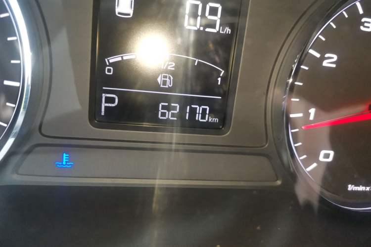 Used Roewe RX5 2019 20T Two-Wheel Drive Automatic 4G Connected Platinum Edition Odometer Close Up