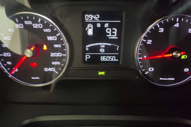 Used Roewe RX5 2019 20T Two-Wheel Drive Automatic 4G Connected Platinum Edition Odometer Close Up