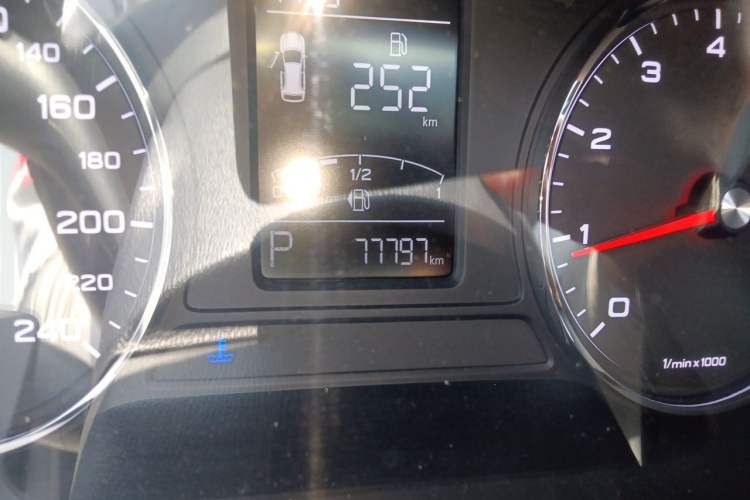 Used Roewe RX5 2019 20T Two-Wheel Drive Automatic 4G Connected Platinum Edition Odometer Close Up