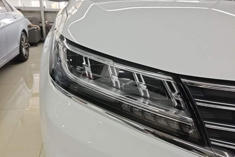 Used Roewe RX5 2019 20T Two-Wheel Drive Automatic 4G Connected Platinum Edition Right Front Headlight