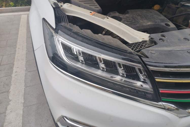 Used Roewe RX5 2019 20T Two-Wheel Drive Automatic 4G Connected Platinum Edition Right Front Headlight