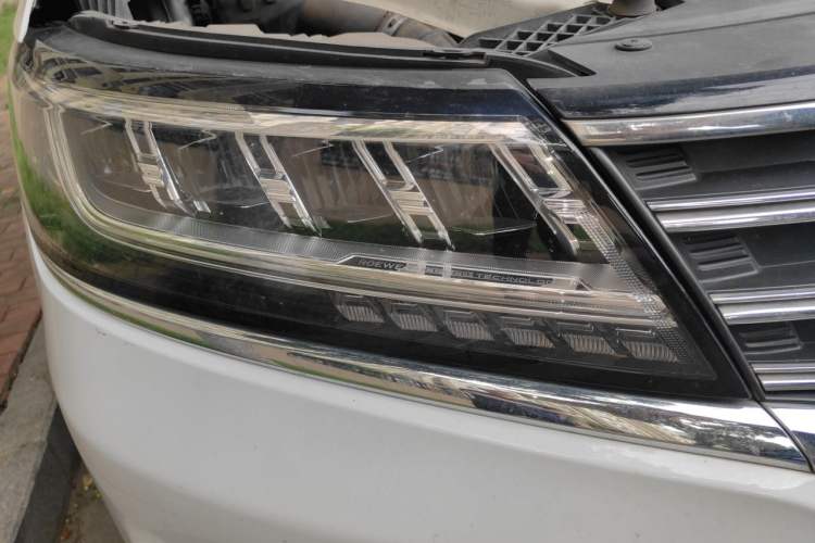 Used Roewe RX5 2019 20T Two-Wheel Drive Automatic 4G Connected Platinum Edition Right Front Headlight