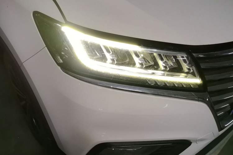 Used Roewe RX5 2019 20T Two-Wheel Drive Automatic Ali Smart Connectivity Platinum Edition Right Front Headlight