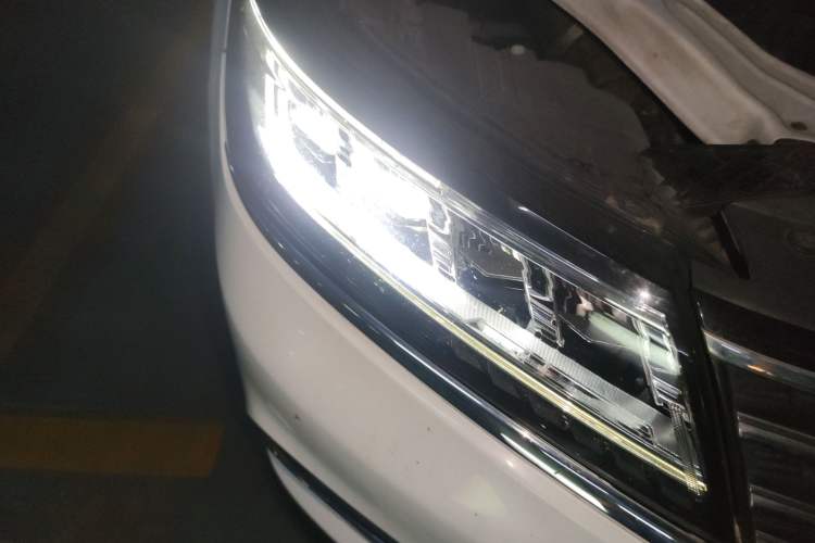Used Roewe RX5 2019 20T Two-Wheel Drive Automatic 4G Connected Platinum Edition Right Front Headlight