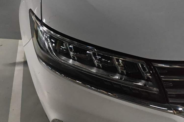 Used Roewe RX5 2019 20T Two-Wheel Drive Automatic 4G Connected Platinum Edition Right Front Headlight