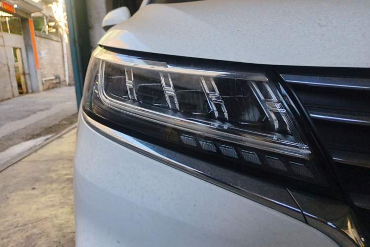 Used Roewe RX5 2019 20T Two-Wheel Drive Automatic 4G Connected Platinum Edition Right Front Headlight
