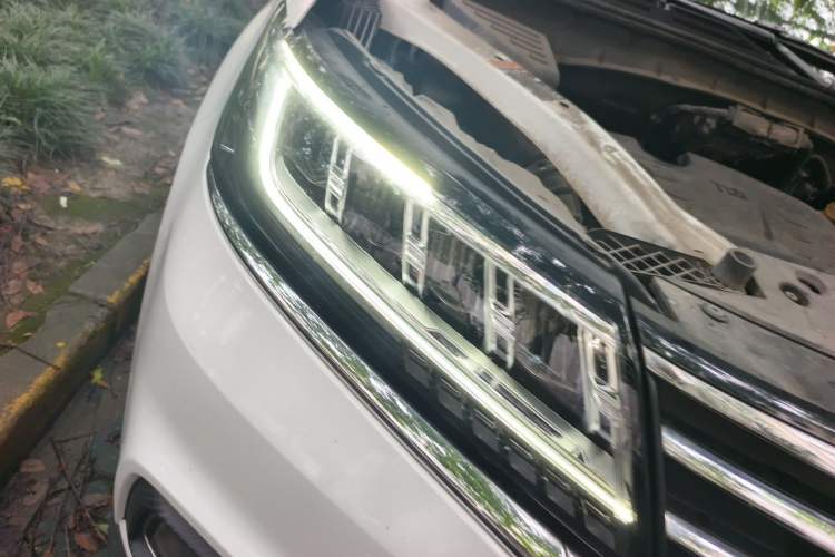 Used Roewe RX5 2019 20T Two-Wheel Drive Automatic 4G Connected Platinum Edition Right Front Headlight