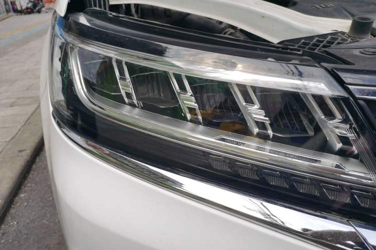 Used Roewe RX5 2019 20T Two-Wheel Drive Automatic Ali Smart Connectivity Platinum Edition Right Front Headlight