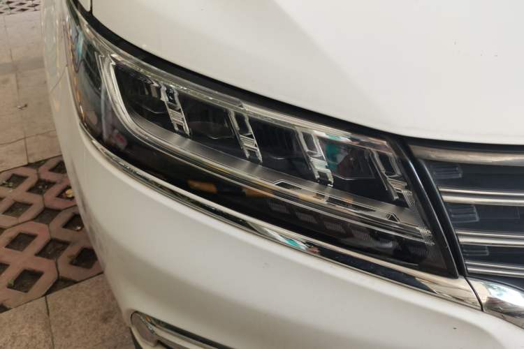 Used Roewe RX5 2019 20T Two-Wheel Drive Automatic 4G Connected Platinum Edition Right Front Headlight