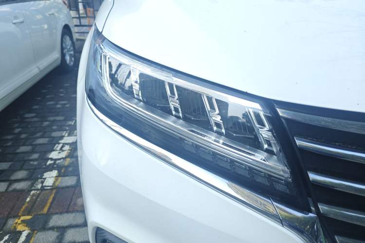 Used Roewe RX5 2019 20T Two-Wheel Drive Automatic Ali Smart Connectivity Platinum Edition Right Front Headlight