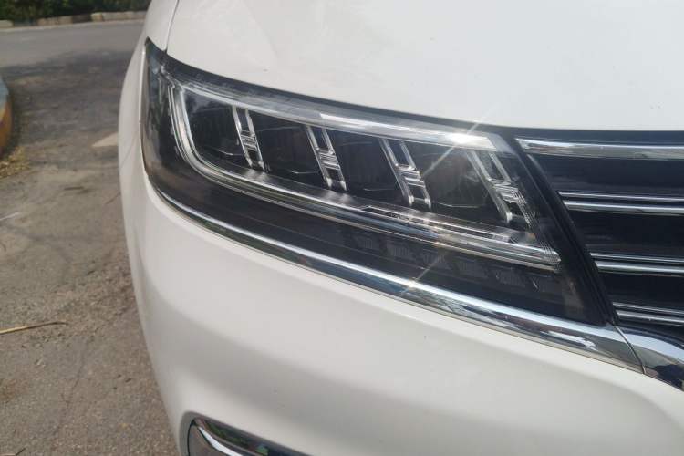 Used Roewe RX5 2019 20T Two-Wheel Drive Automatic 4G Connected Platinum Edition Right Front Headlight