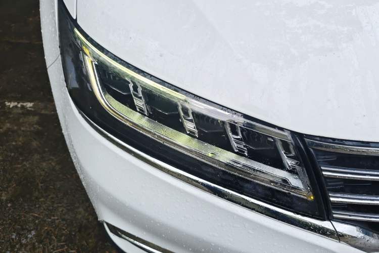 Used Roewe RX5 2019 20T Two-Wheel Drive Automatic 4G Connected Platinum Edition Right Front Headlight