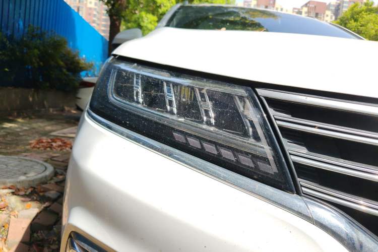 Used Roewe RX5 2019 20T Two-Wheel Drive Automatic 4G Connected Platinum Edition Right Front Headlight
