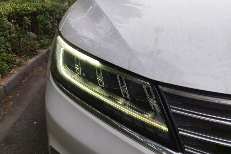 Used Roewe RX5 2019 20T Two-Wheel Drive Automatic 4G Connected Platinum Edition Right Front Headlight