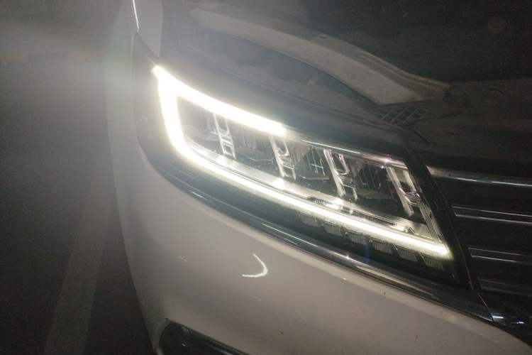 Used Roewe RX5 2019 20T Two-Wheel Drive Automatic 4G Connected Platinum Edition Right Front Headlight