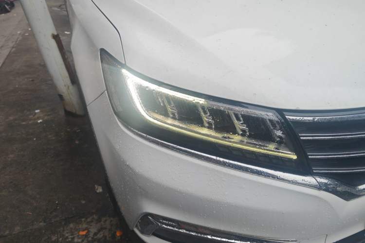 Used Roewe RX5 2019 20T Two-Wheel Drive Automatic 4G Connected Platinum Edition Right Front Headlight