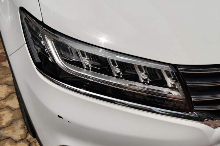 Used Roewe RX5 2019 20T Two-Wheel Drive Automatic 4G Connected Platinum Edition Right Front Headlight