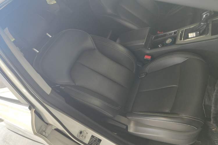 Used Roewe RX5 2019 20T Two-Wheel Drive Automatic 4G Connected Platinum Edition Right Front Seat