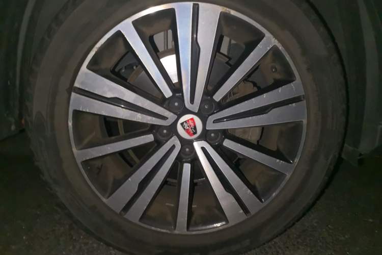 Used Roewe RX5 2019 20T Two-Wheel Drive Automatic Ali Smart Connectivity Platinum Edition Right Front Wheel Hub