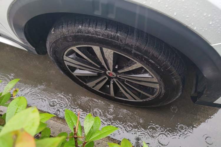 Used Roewe RX5 2019 20T Two-Wheel Drive Automatic Ali Smart Connectivity Platinum Edition Right Front Wheel Hub