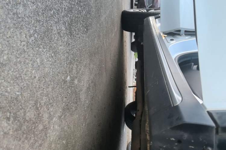Used Roewe RX5 2019 20T Two-Wheel Drive Automatic 4G Connected Platinum Edition Right Side Sill