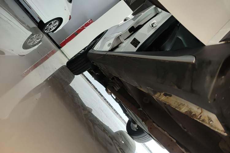 Used Roewe RX5 2019 20T Two-Wheel Drive Automatic 4G Connected Platinum Edition Right Side Sill