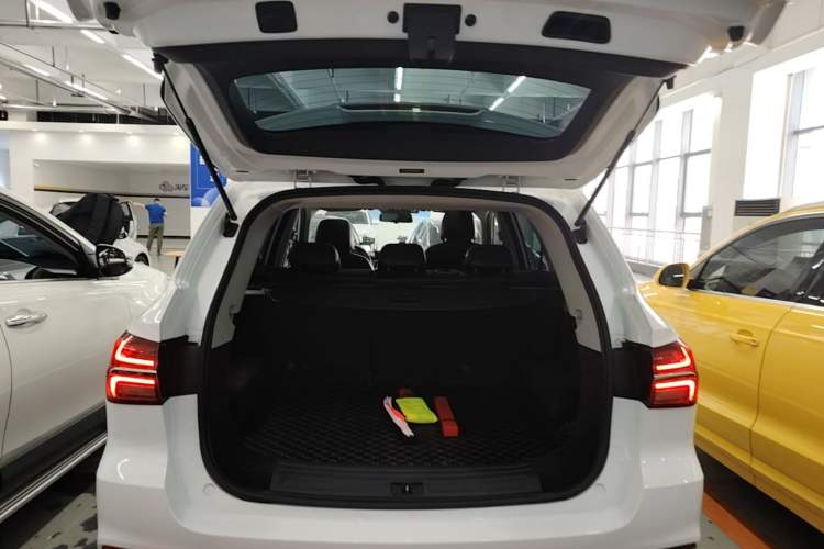 Used Roewe RX5 2019 20T Two-Wheel Drive Automatic 4G Connected Platinum Edition Trunk
