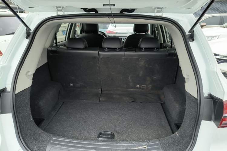 Used Roewe RX5 2019 20T Two-Wheel Drive Automatic 4G Connected Platinum Edition Trunk