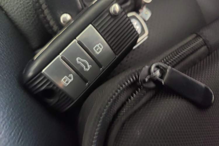 Used Roewe RX5 2019 20T Two-Wheel Drive Automatic 4G Connected Platinum Edition Vehicle Key