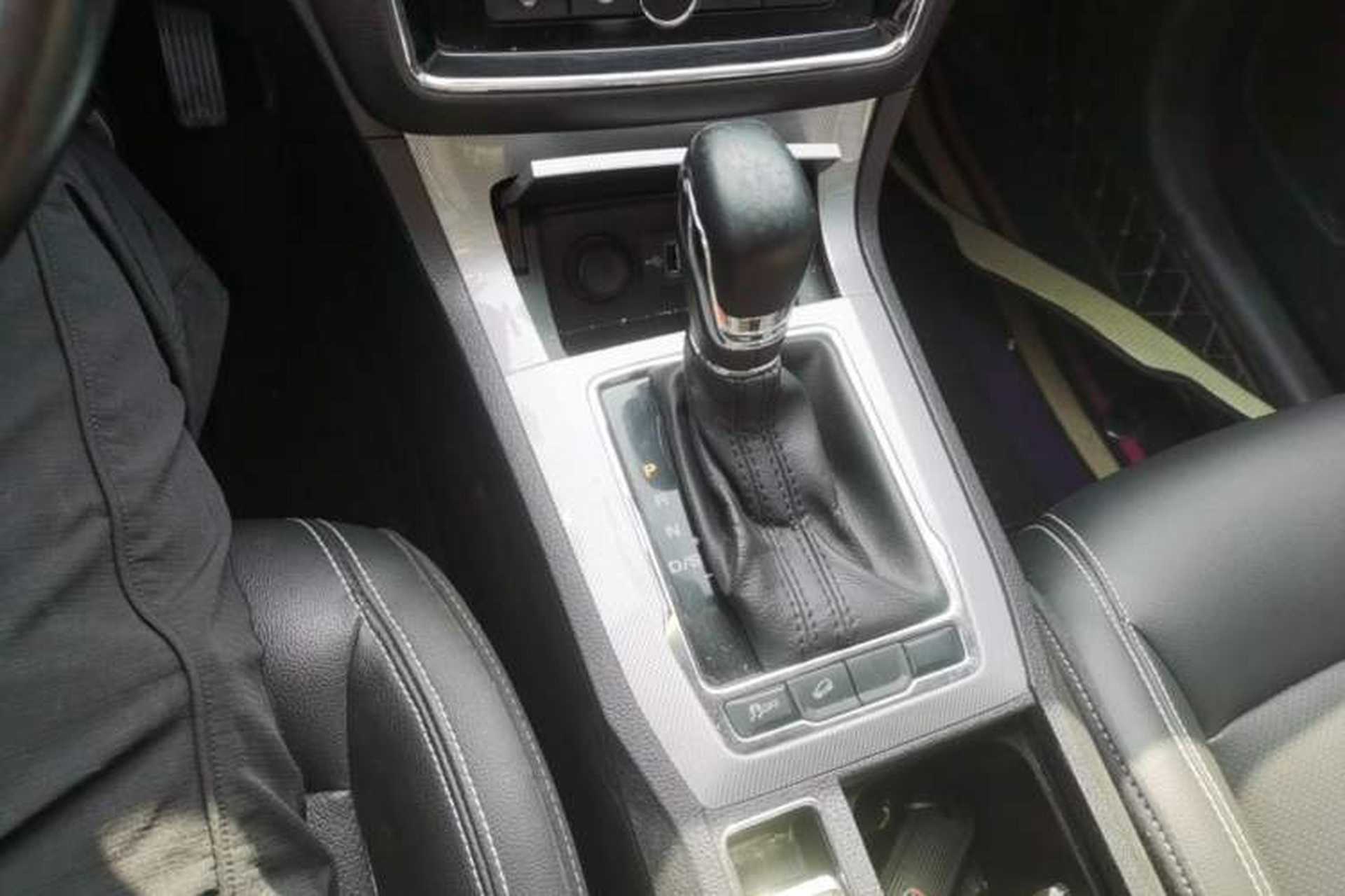 Used Roewe RX5 2020 20T Automatic 4G Connected Million Edition Gear Lever