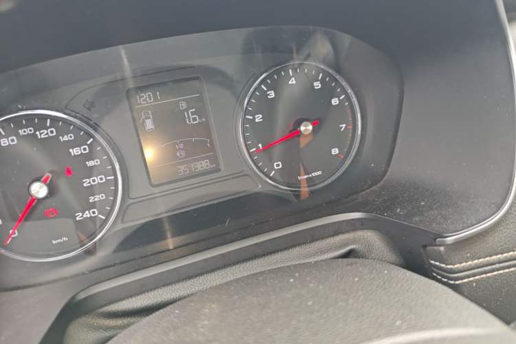 Used Roewe RX5 2020 20T Manual 4G Connect Super-Luxury Flagship Edition Odometer Close Up