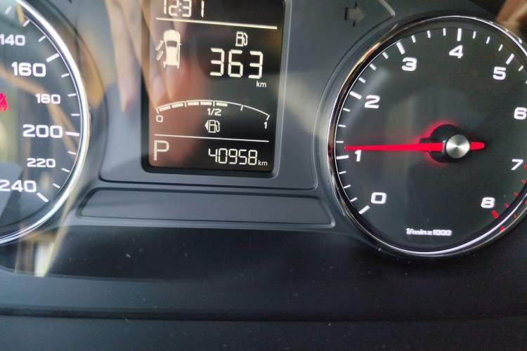 Used Roewe RX5 2020 20T Automatic 4G Connected Million-Dollar Flagship Edition Odometer Close Up