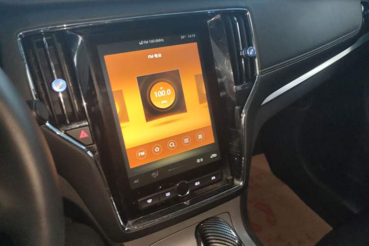 Used Roewe RX5 2020 20T Automatic 4G Connected Million Edition Audio And AC Panel