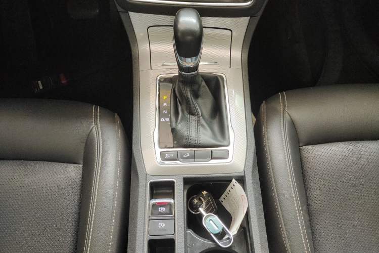 Used Roewe RX5 2020 20T Automatic 4G Connected Million Edition Gear Lever
